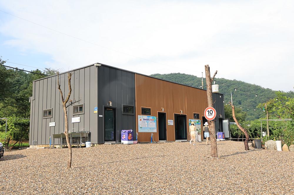봉바위돌집 캠핑장