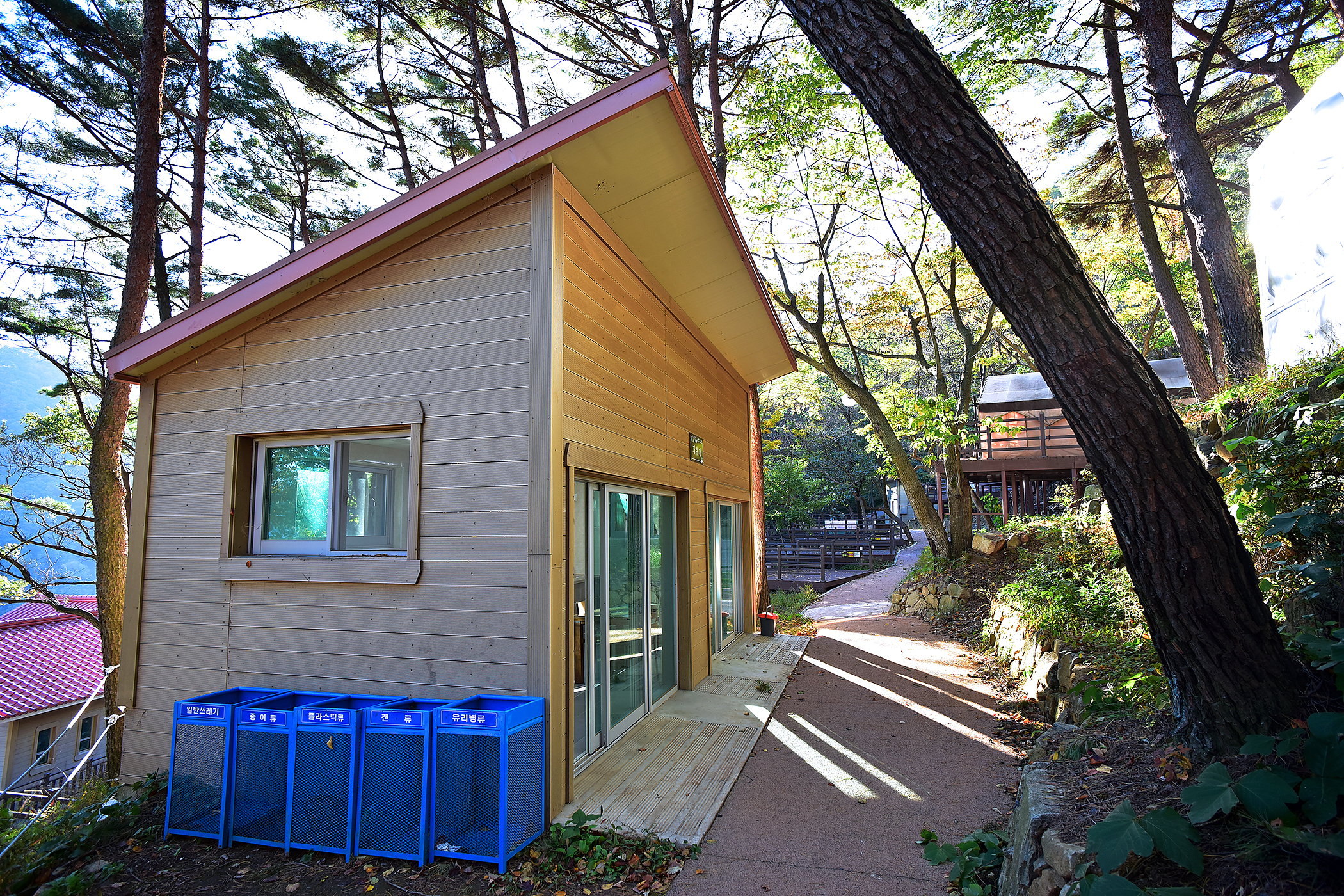(주)신어산 자연숲캠핑장